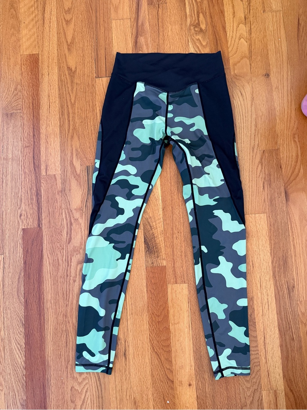 DOYOUEVEN Green Camo High-Rise Leggings